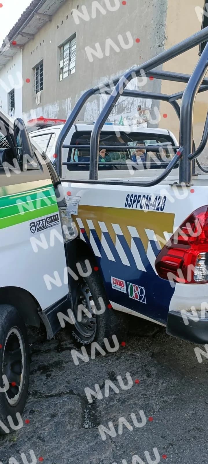 Combi de pasaje impactó a una patrulla de la Policía Municipal