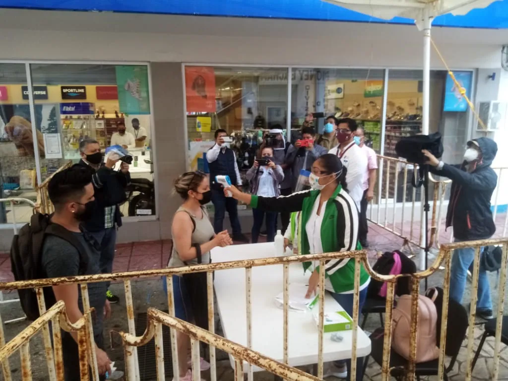 Intalan seis filtros sanitarios de control para abrir negocios del primer cuadro de Tapachula