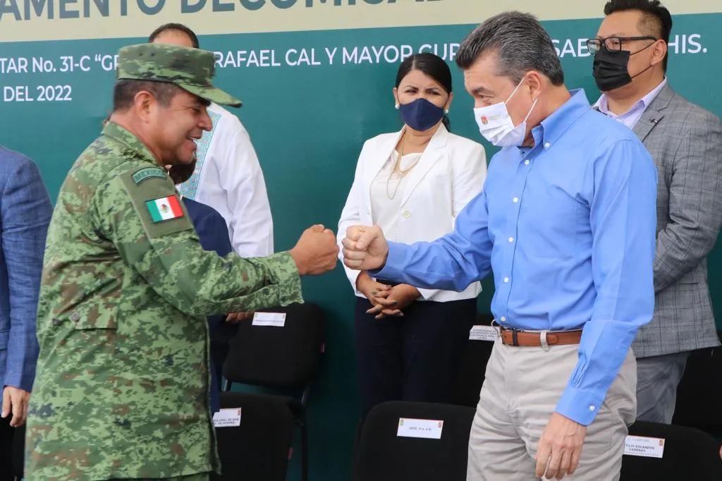 Rutilio Escandón y comandante Gilberto Martínez encabezan ceremonia de destrucción de armas de fuego