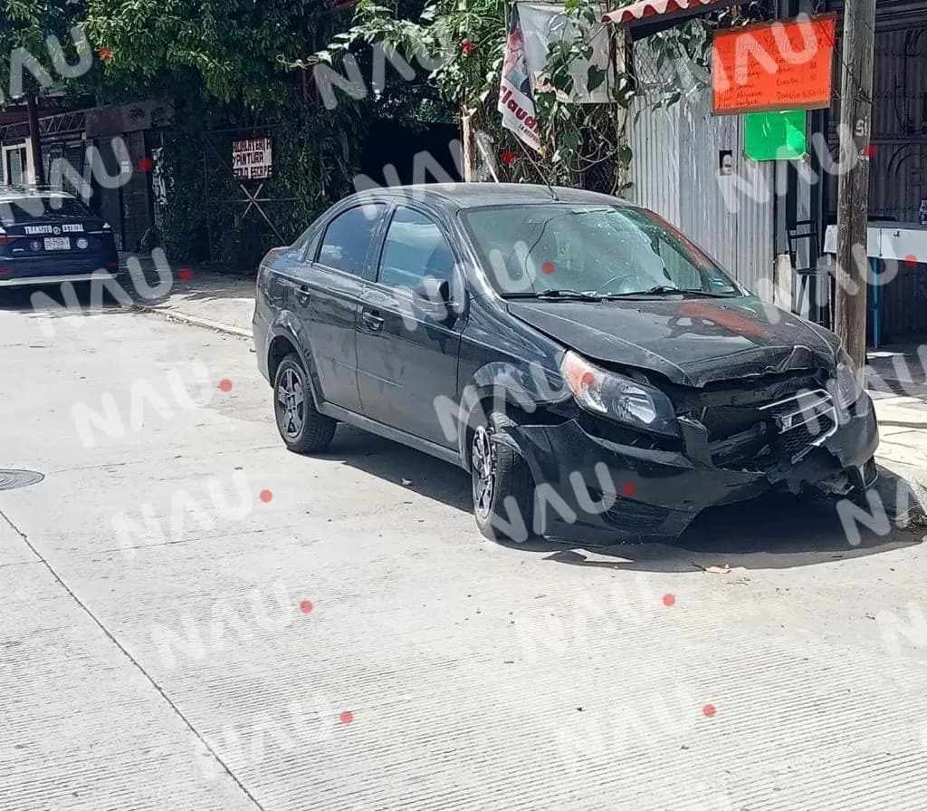 Un vehículo con huellas de choque fue abandonado en el fraccionamiento Los laureles 2