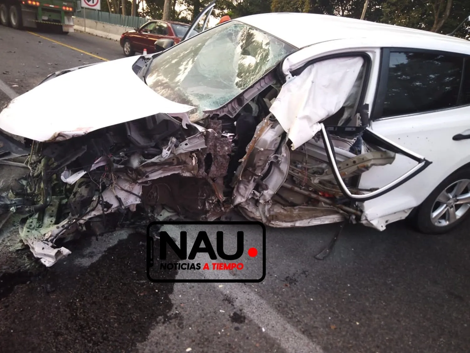 Solo daños dejan choque entre vehículo y un tráiler en Huehuetán