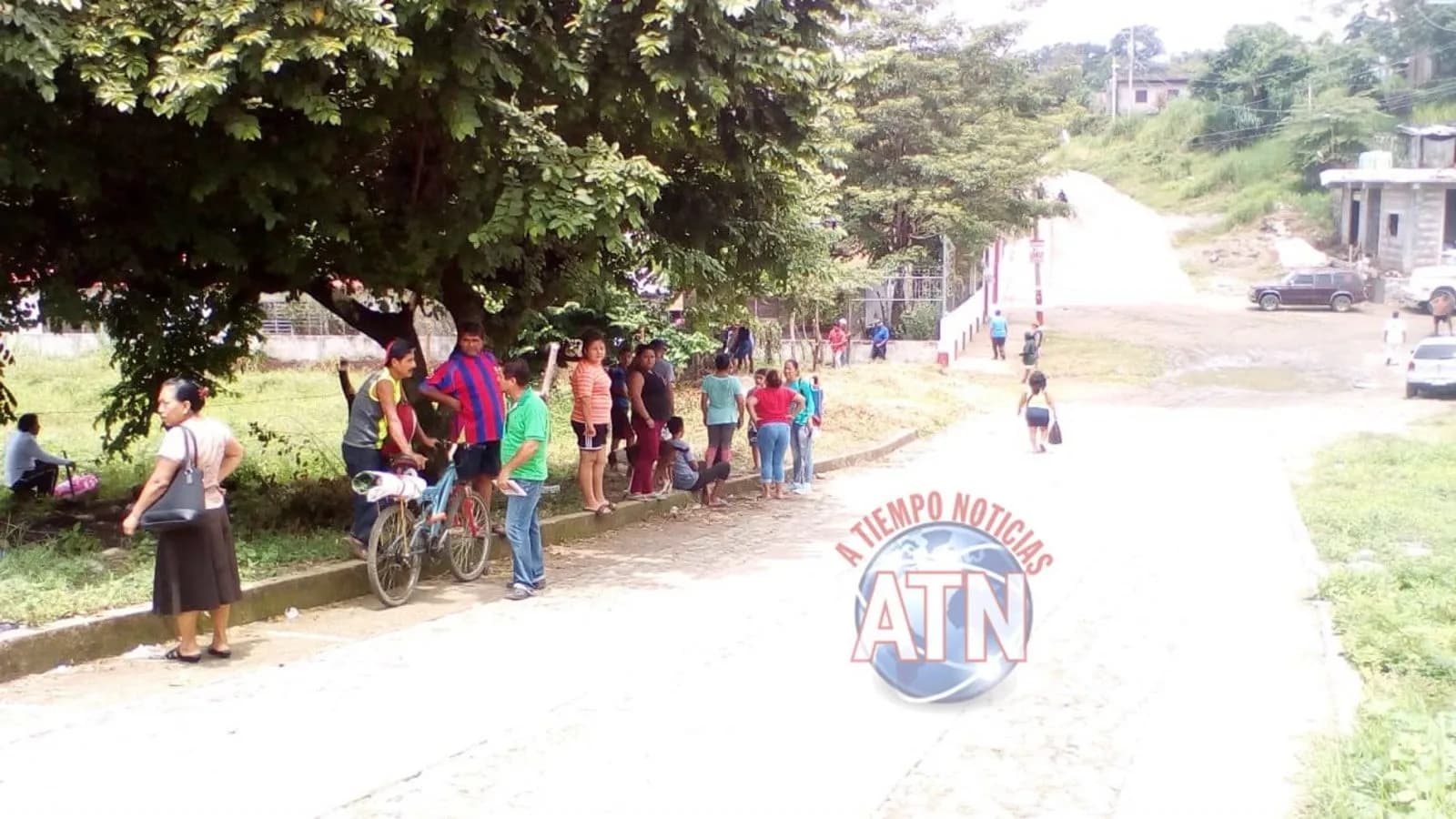 Roban motocicleta de un campo de futbol