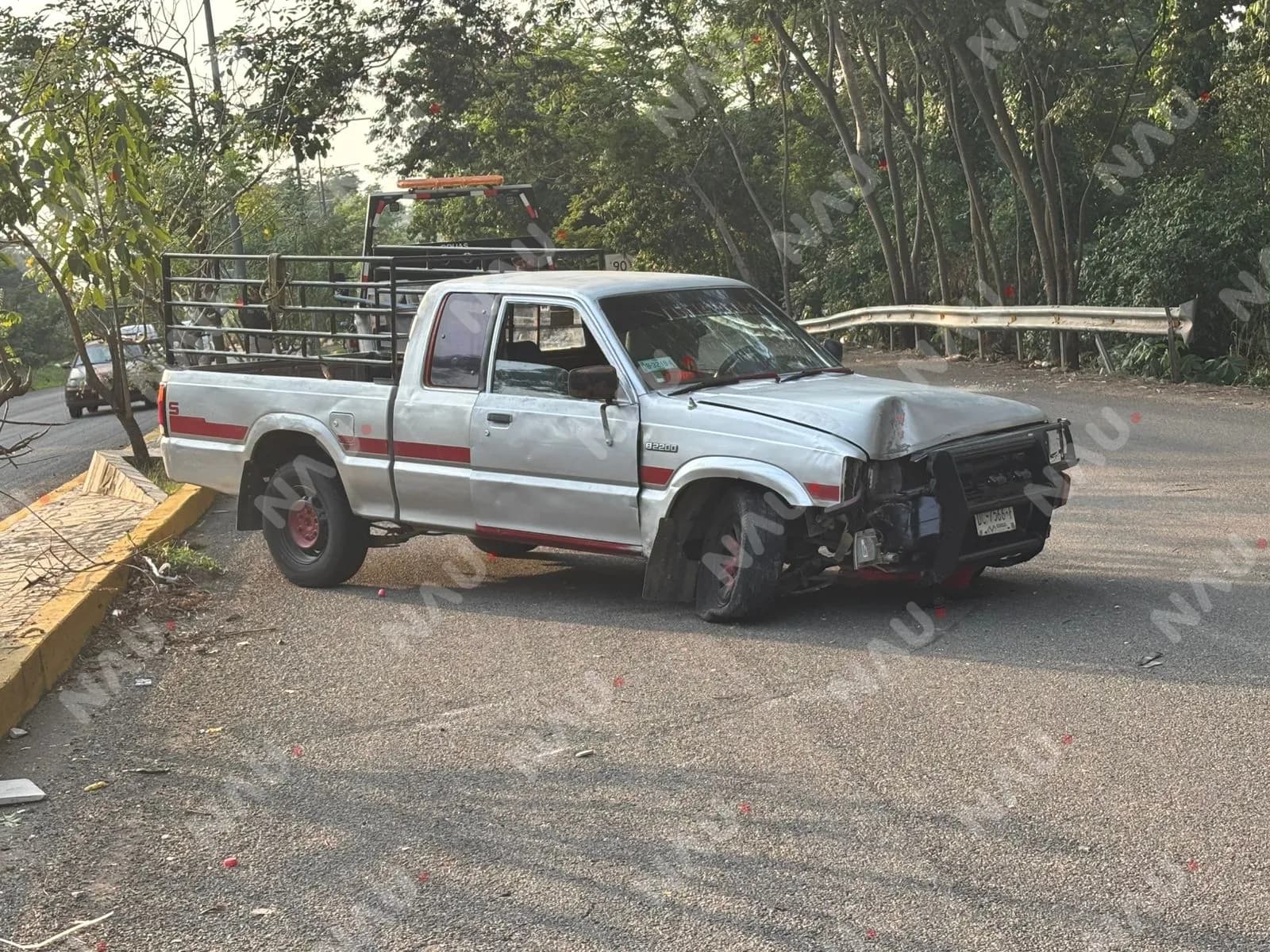 Mazda se estrella contra poste en la carretera Tapachula – Viva México