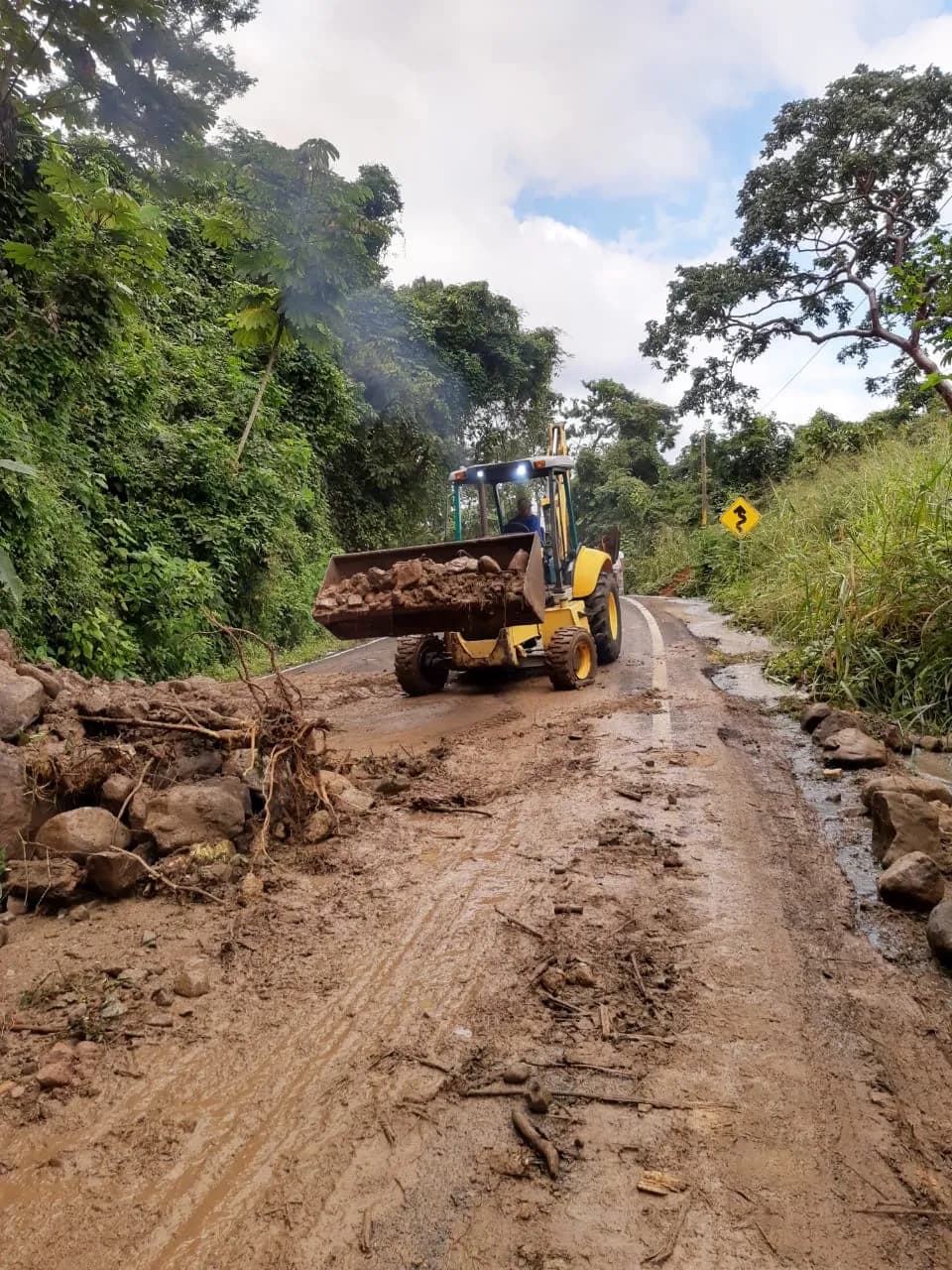 ATIENDEN AUTORIDADES MUNICIPALES DERRUMBES EN LA ZONA ALTA DE TAPACHULA