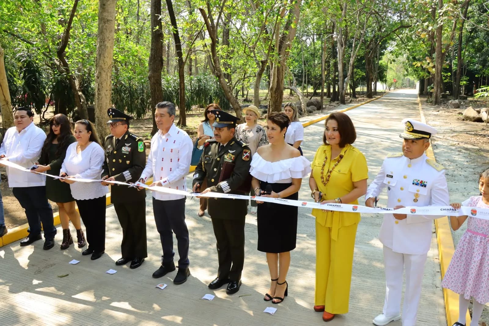 En Tapachula, Rutilio Escandón inauguró la 2ª etapa de pavimentación de vialidades en el Campo Militar No. 36
