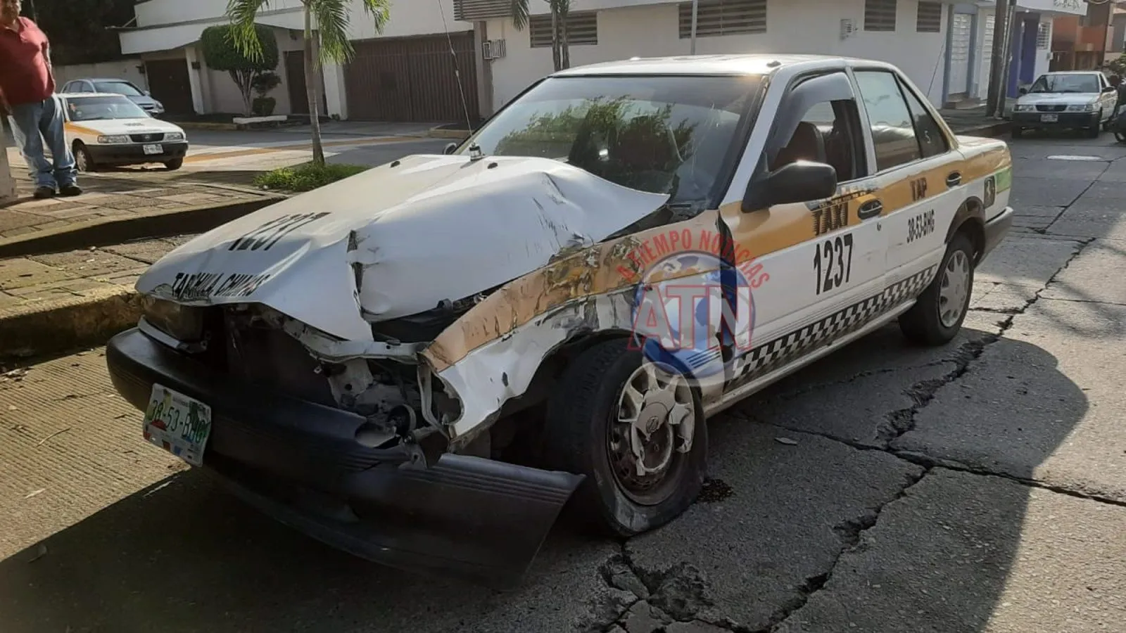 Camión de Guardia Nacional Choca contra taxi