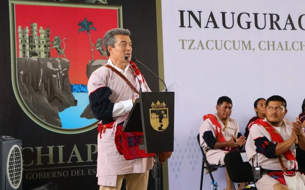 En Chalchihuitán, inaugura Rutilio Escandón Centro de Salud Tzacucum