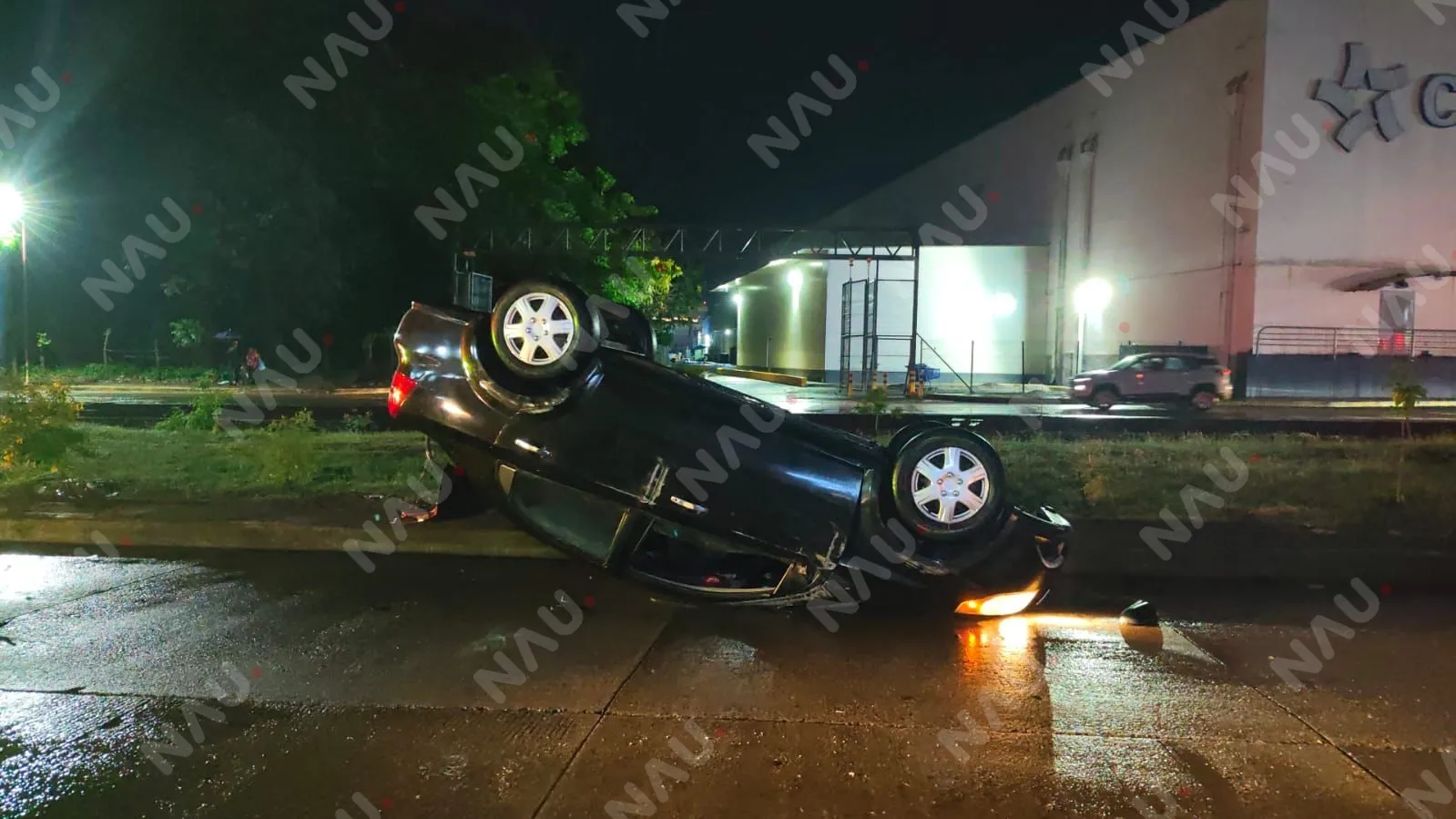 Conductor en presunto estado de ebriedad provoca aparatoso accidente en Tapachula; hay un menor involucrado