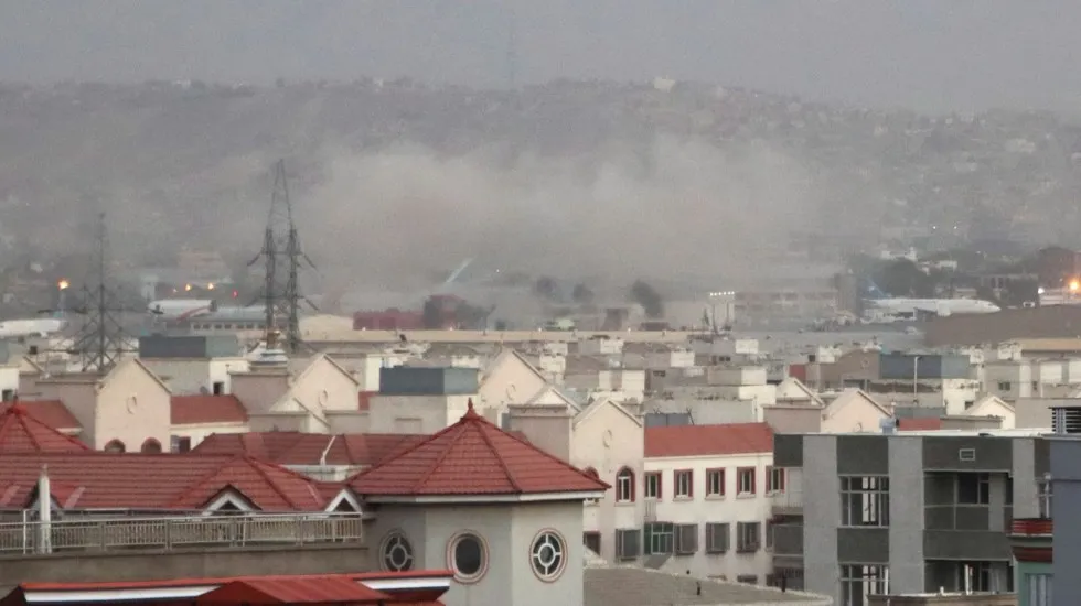 Reportan alrededor de 60 fallecidos cerca del aeropuerto de Kabul.