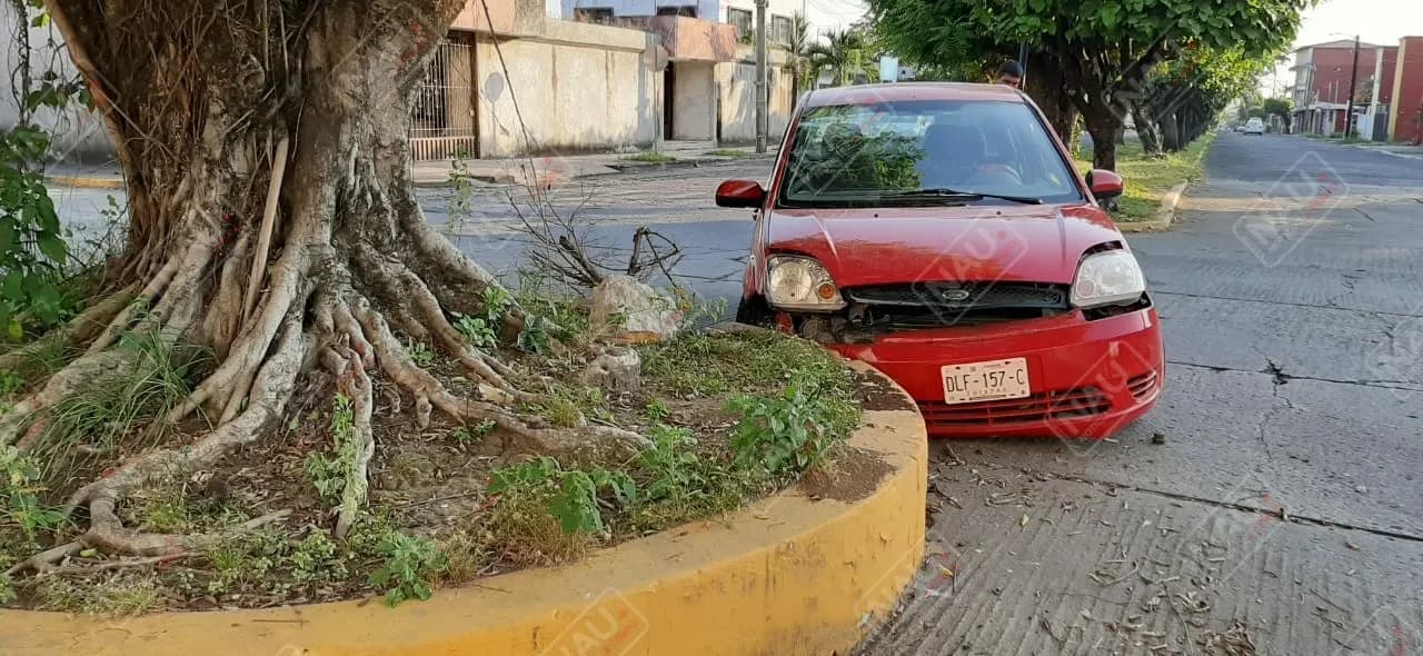 Abandonan vehículo que chocó contra jardínera