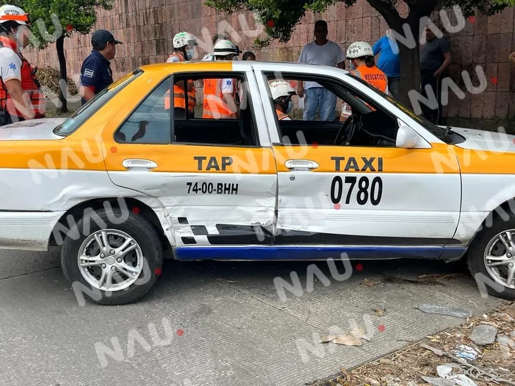Choca camioneta y un taxi