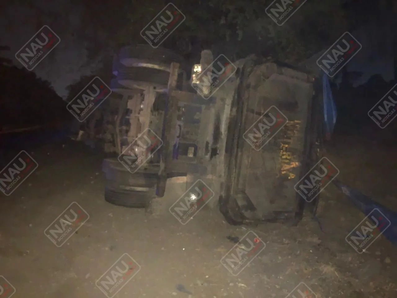 Se vuelca tráiler cargado de material pétreo