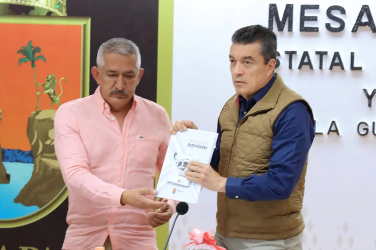 Titular de la FGE Chiapas entrega Informe Anual de Actividades 2023 al gobernador Rutilio Escandón