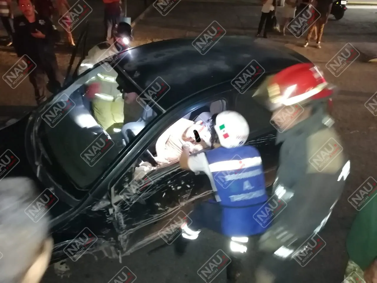 Quedó atrapado en el volante tras chocar contra un árbol de ornato