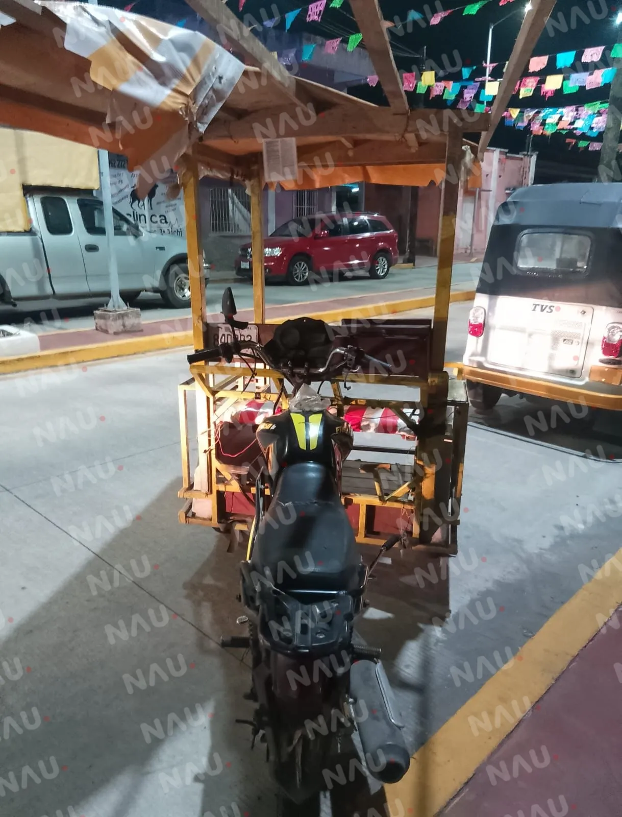 Mototriciclo es impactado por vehículo en sentido contrario en Tuxtla Chico