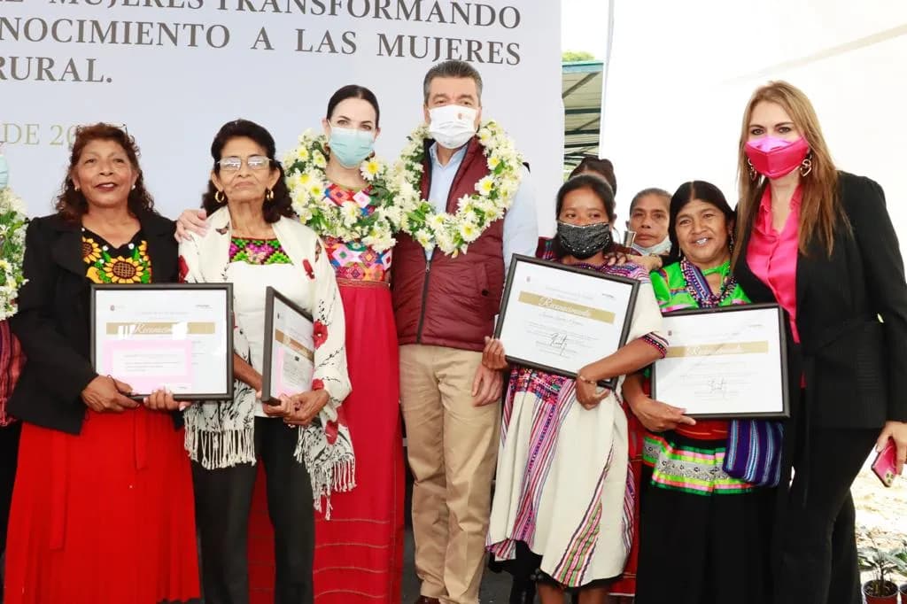 Entrega Rutilio Escandón Premio Estatal “Mujeres Transformando Nuestra Tierra”