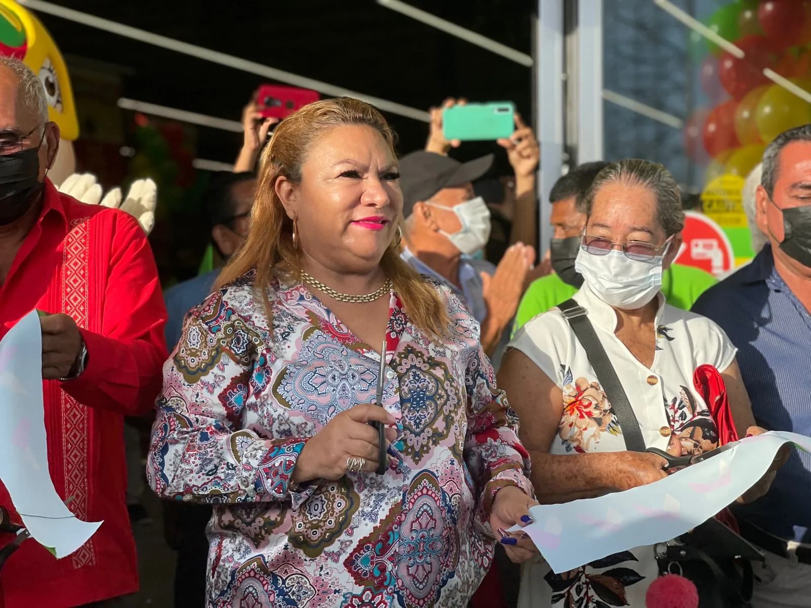 Sonia Eloina inaugura Bodega Aurrera de la plaza Ciudad Hidalgo.