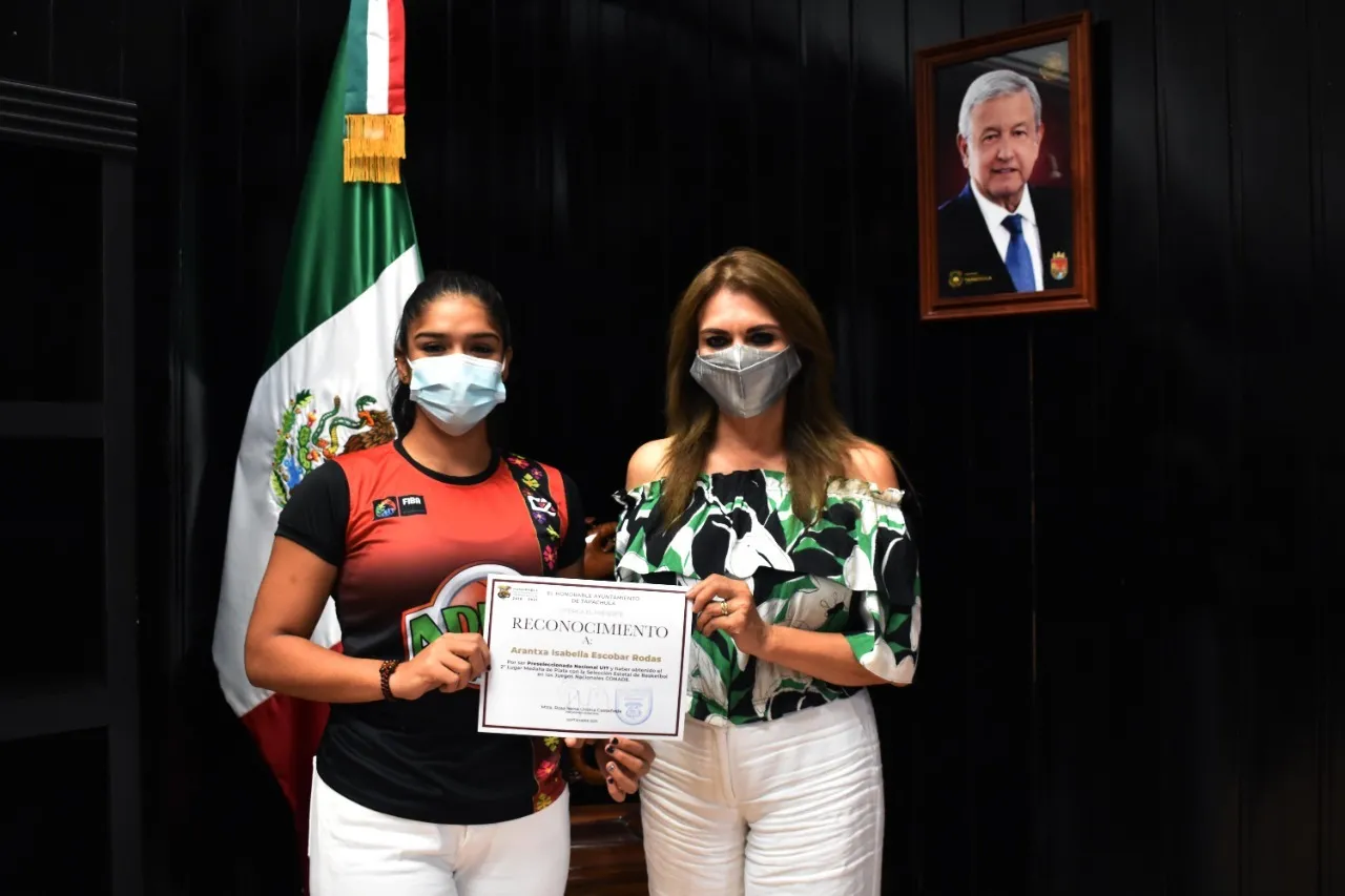 ENTREGA ALCALDESA ROSA IRENE URBINA CASTAÑEDA RECONOCIMIENTO A DESTACADA DEPORTISTA TAPACHULTECA