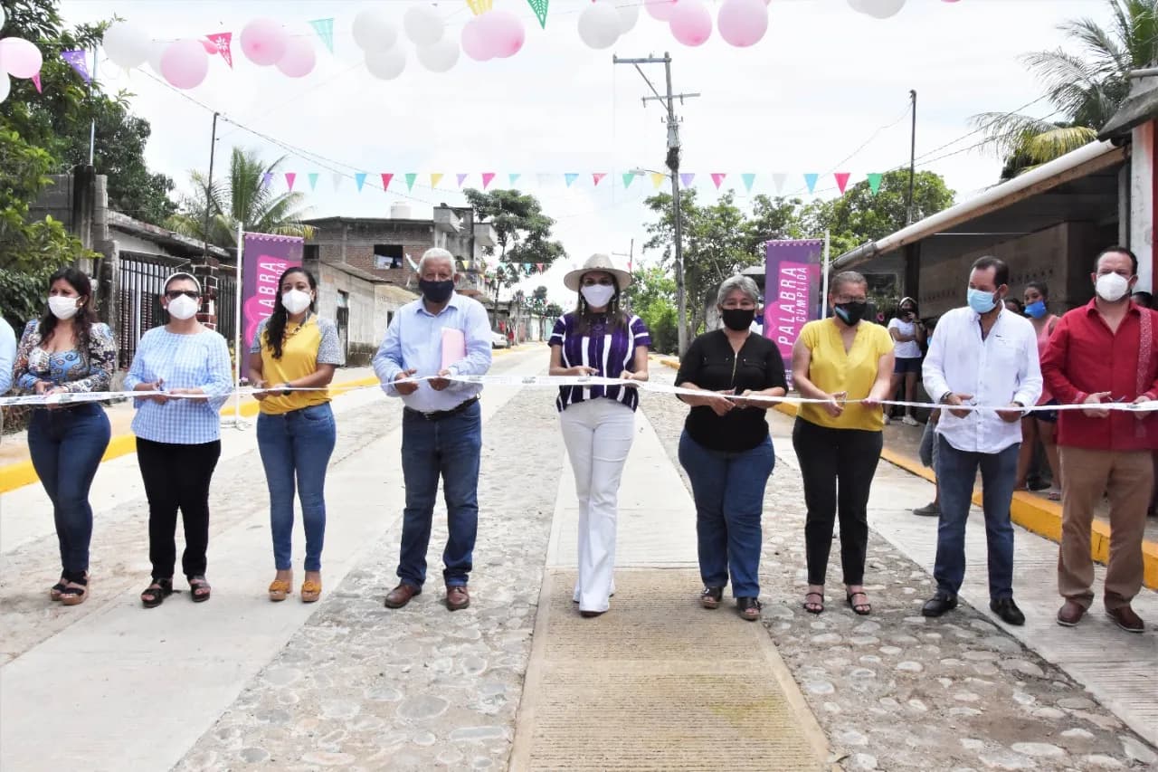 ALCALDESA ROSA IRENE URBINA INAUGURA OBRAS DE PAVIMENTACIÓN EN COLONIAS SAN LUIS Y FRANCISCO VILLA
