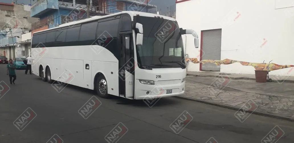Autobús derribó poste de alumbrado público