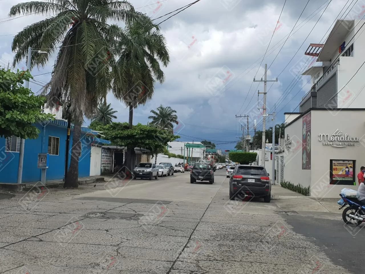 Roban vehículo estacionado en el centro de la ciudad