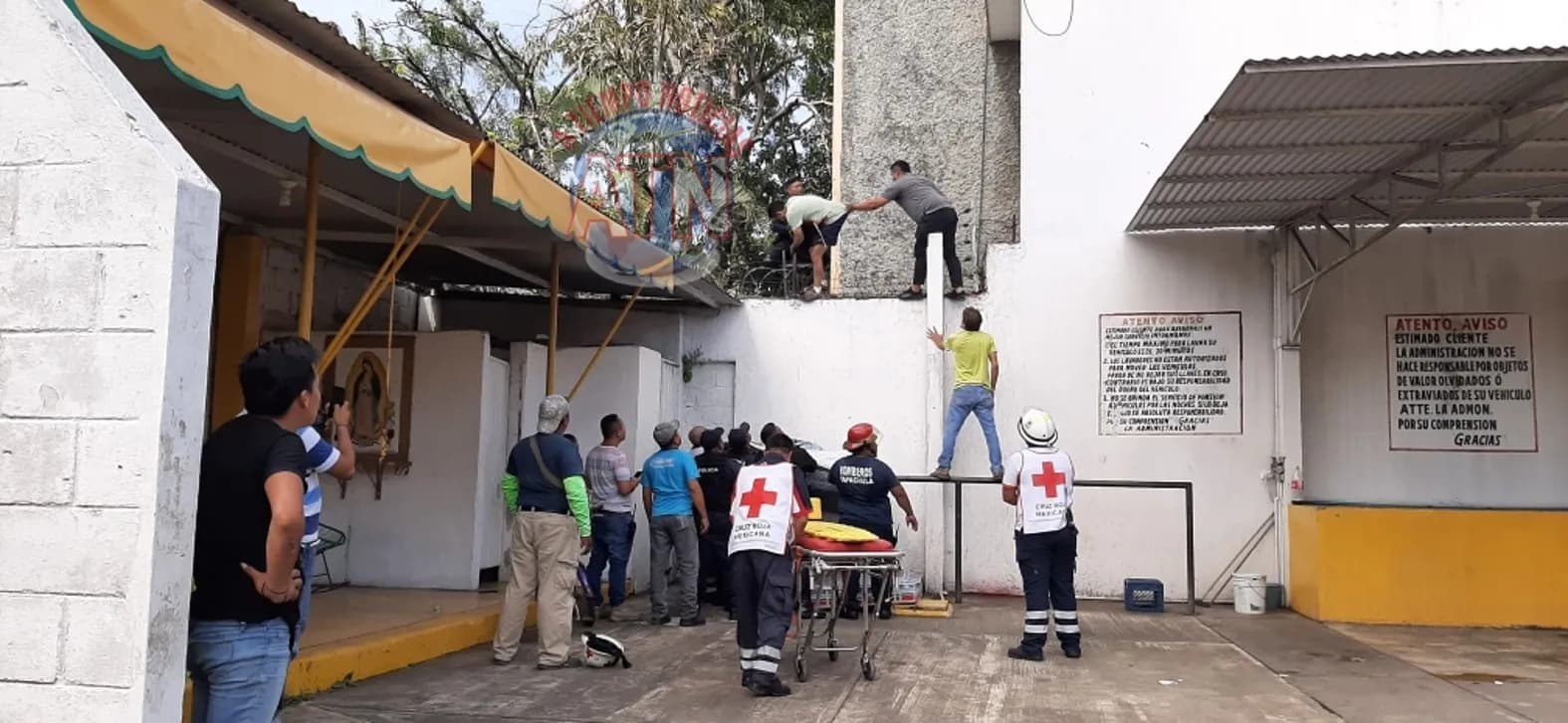 Persona es salvada con vida después de aventarse de una altura de ocho metros