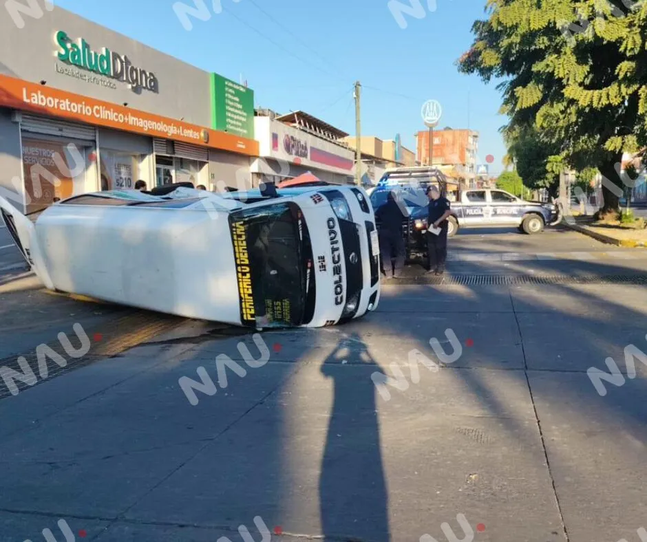 Volcadura de colectivo tras choque con pipa de Servicios Públicos en Tapachula