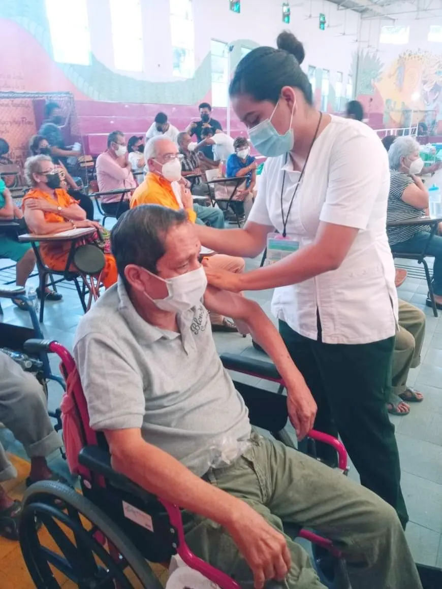 APLICAN REFUERZO DE VACUNA COVID-19 A ADULTOS MAYORES DEL SDIF TAPACHULA