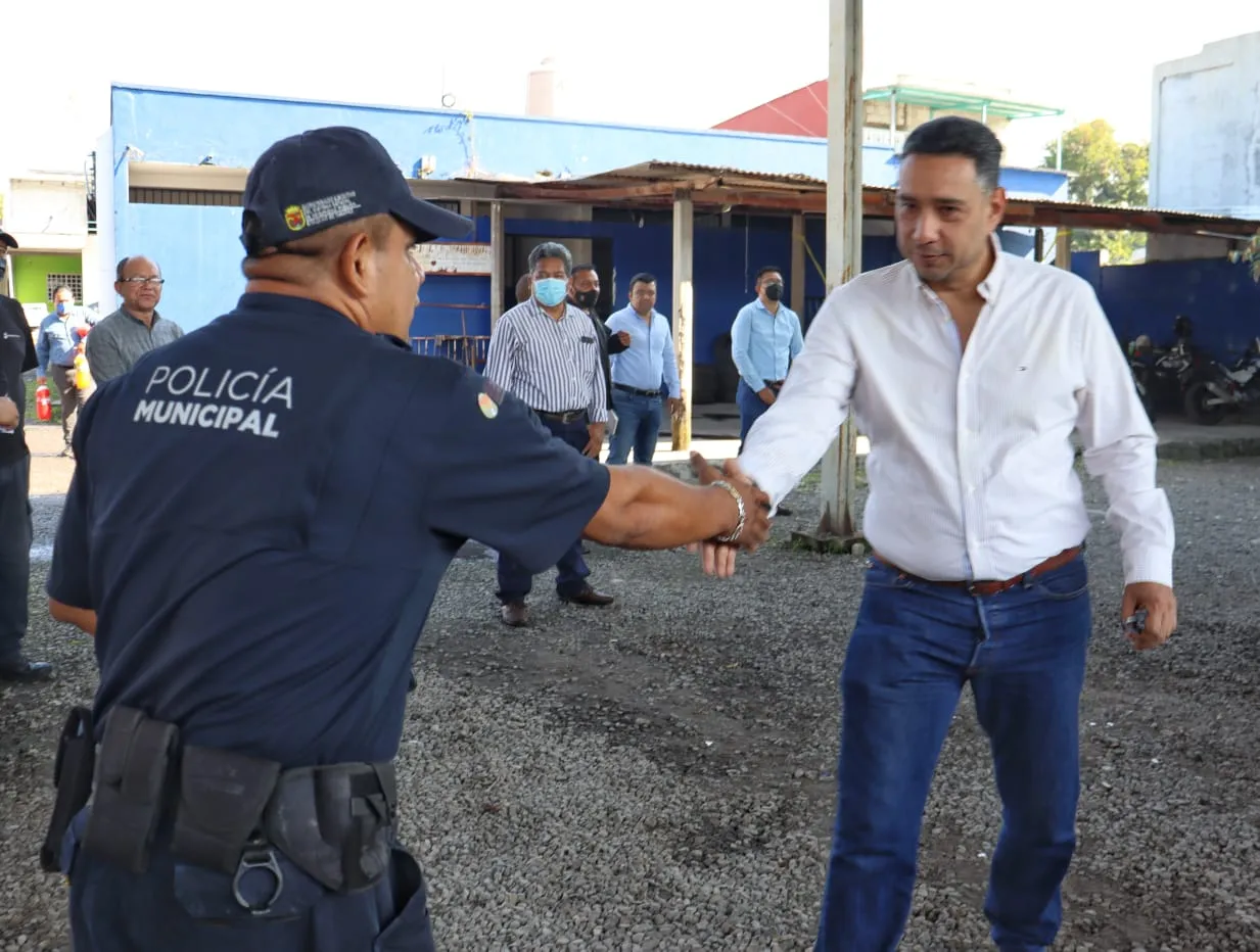 Reconoce Julio Gamboa, esfuerzo y labor de policías.