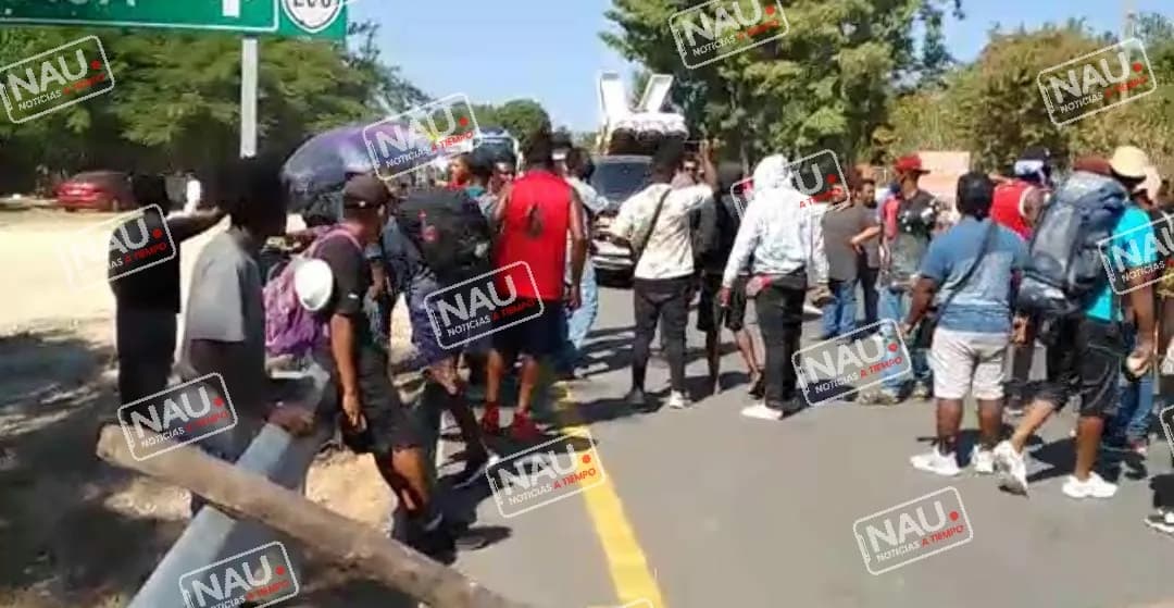 Transportistas y habitantes de MAPASTEPEC desalojan a migrantes que mantenían bloqueado la carretera.