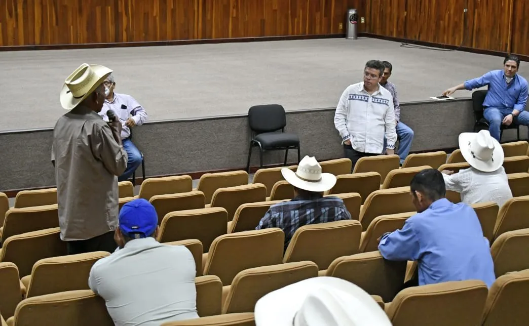 Secretario General de Gobierno recibe a comuneros de la Casa del Pueblo