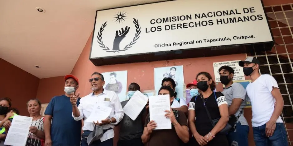 Activistas piden al comisionado del INM acabar con la corrupción.