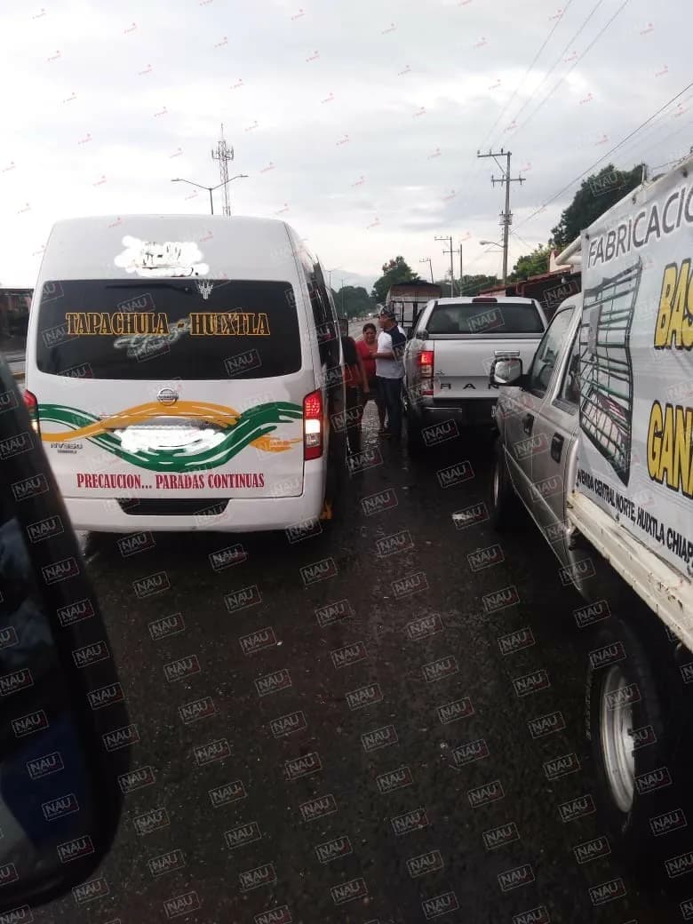 Atracan colectivo de la Paulino Navarro de la ruta Tapachula-Huixtla cerca de Poste Rojo.