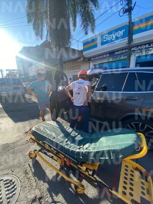 Accidente entre BMW y Nissan deja una persona lesionada en el centro de Tapachula