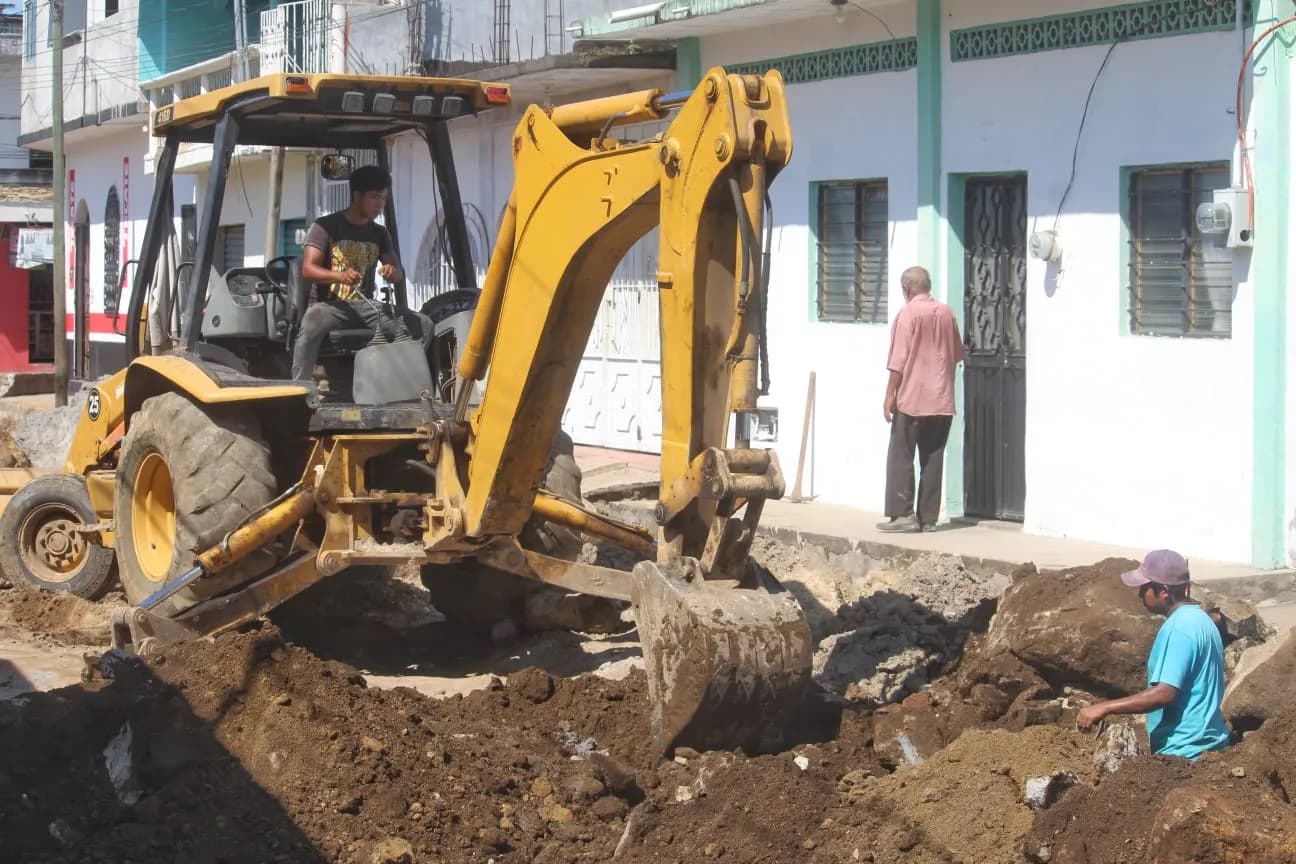 Julio Gamboa verifica el desarrollo de la obra en la calle Ocampo