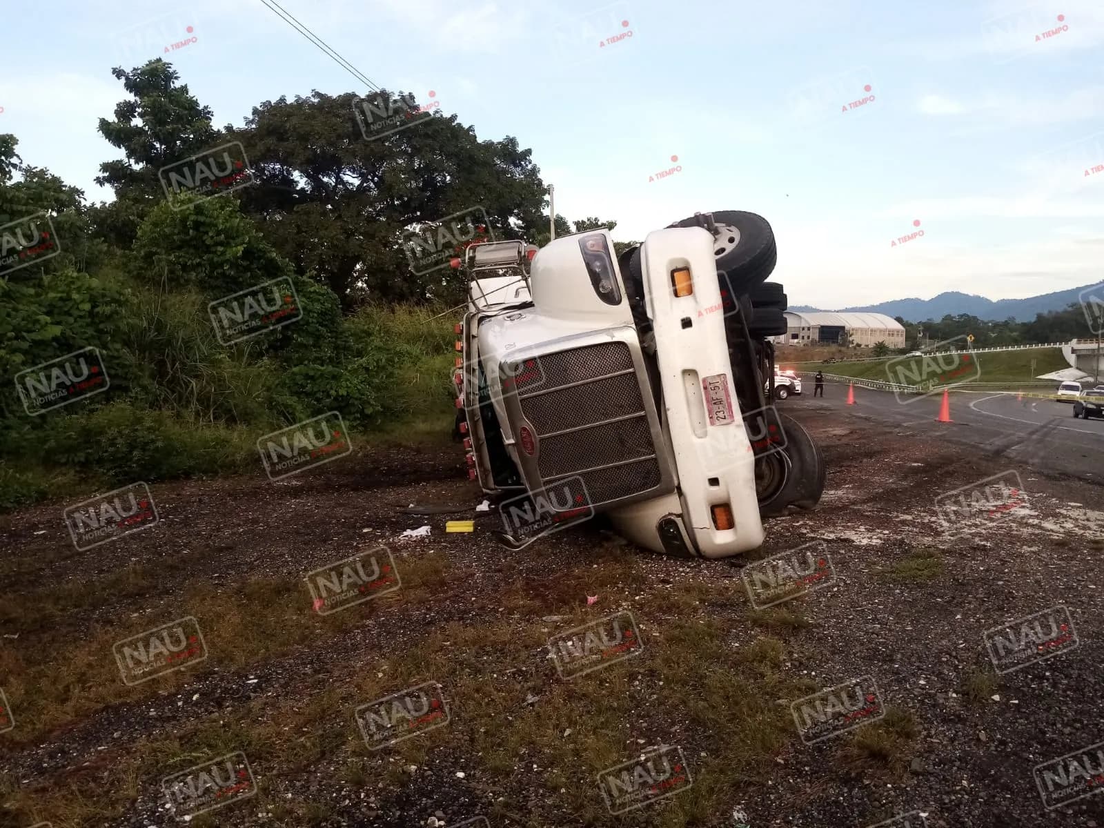 Tráiler cargado con varias toneladas de aguacate termina volcado