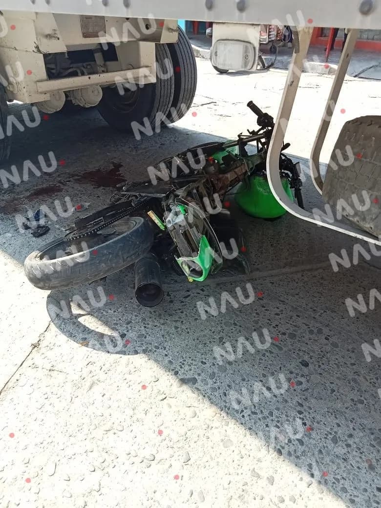 Entre la vida y la muerte: Motociclista queda atrapado bajo un tráiler