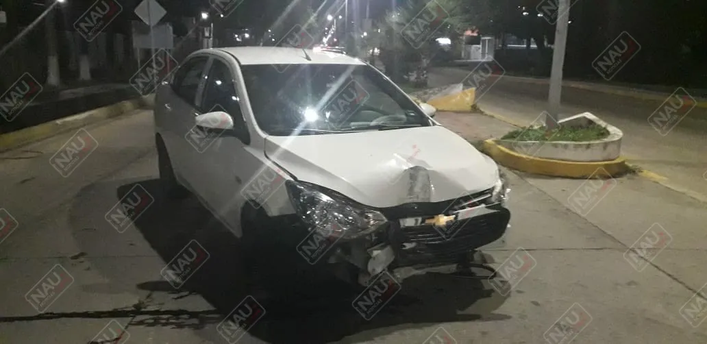 Abandonó un vehículo tras chocar contra un poste de alumbrado público