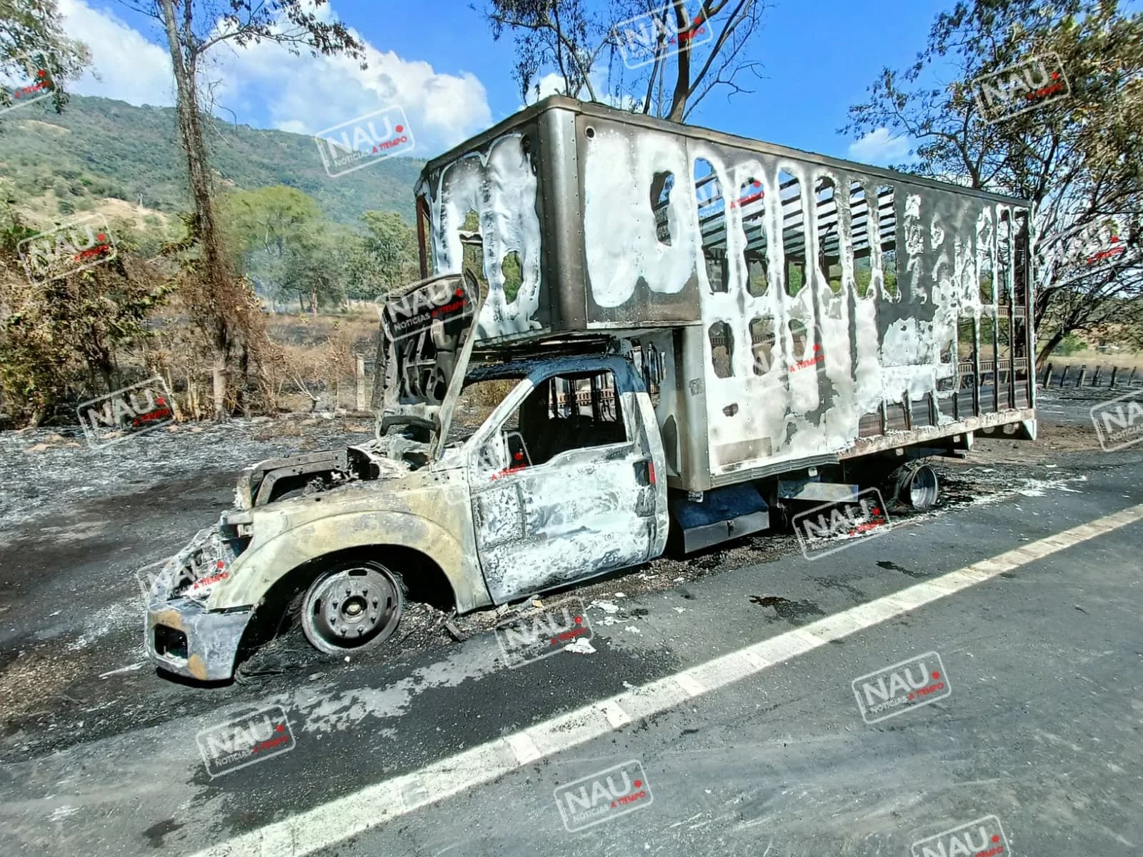 Se incendia camión de tres toneladas de caja seca.