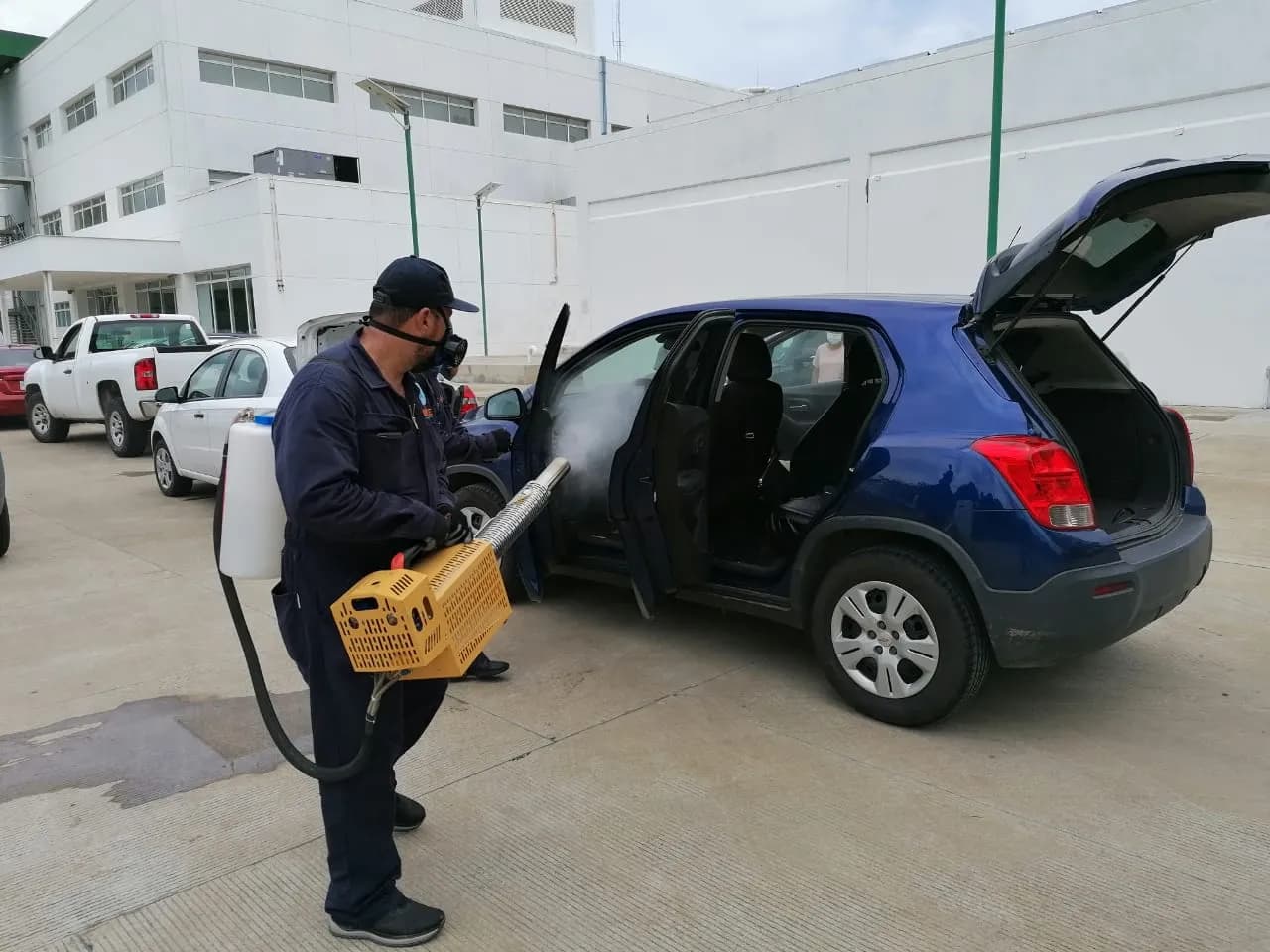 SANITIZAN VEHÍCULOS DE PERSONAL DE SALUD QUE ATIENDE PANDEMIA DEL CORONAVIRUS