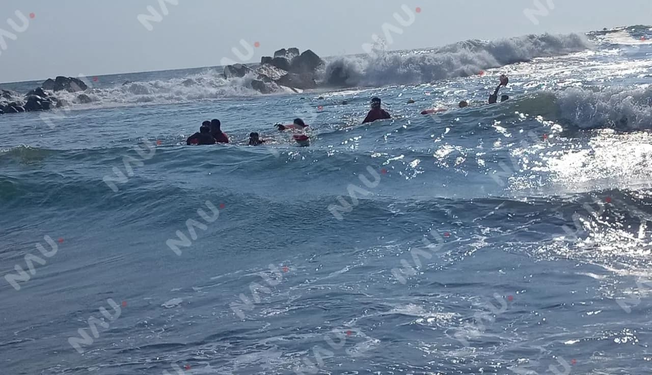 Joven es rescatado tras ser arrastrado por el oleaje en Playa San Benito