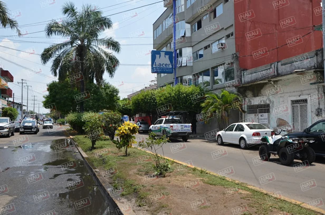 Roban con lujo de violencia un vehículo en la 2a calle oriente.