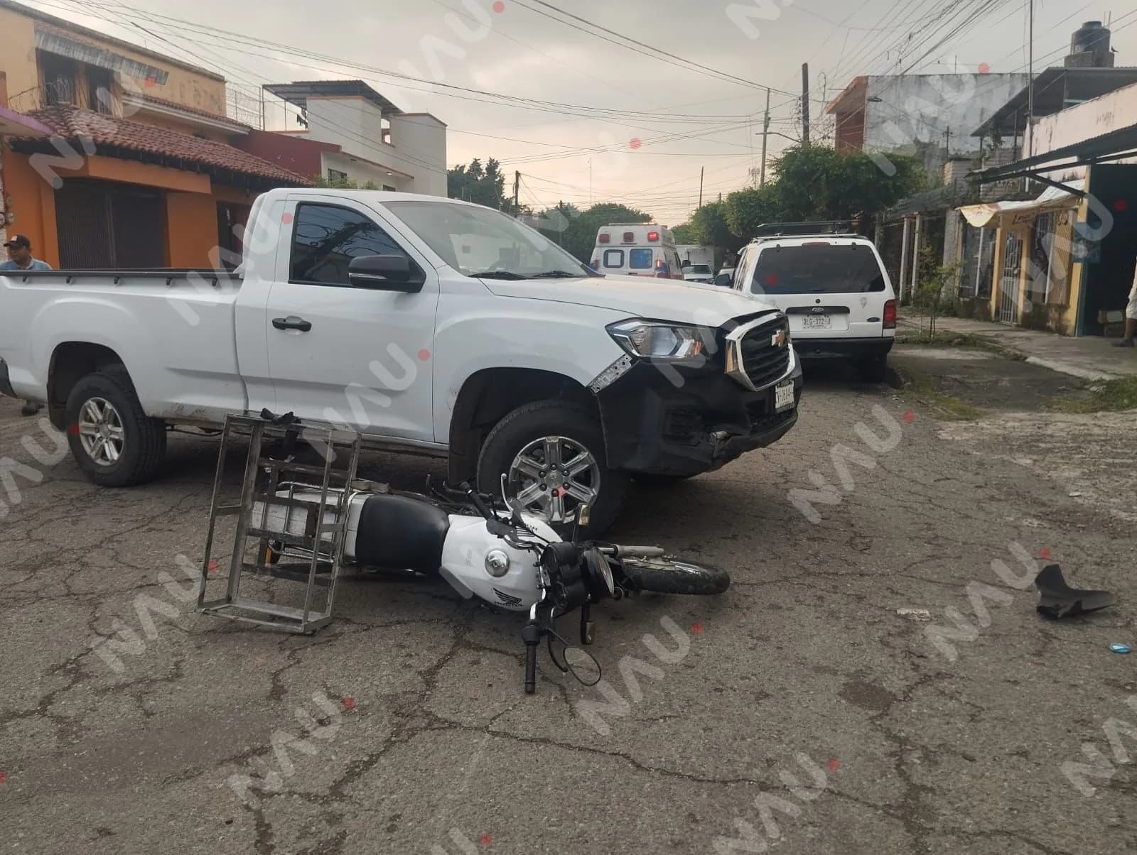 Motociclista sufre lesiones leves tras ser impactado por una camioneta en Tapachula