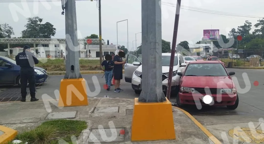 Un choque en el semáforo del par vial y Boulevard del internado deja solo daños materiales.