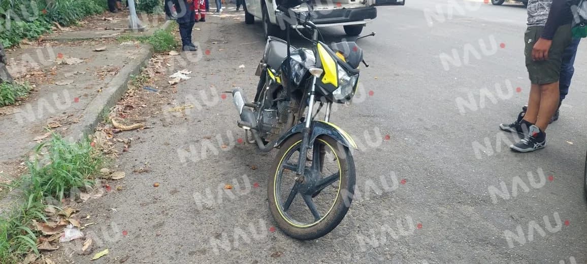 Un motociclista atropelló a una señora