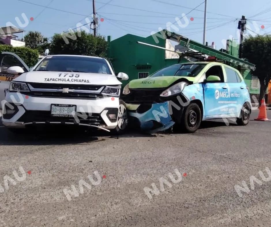 Taxi provoca accidente en la 12 Sur; no se reportan lesionados