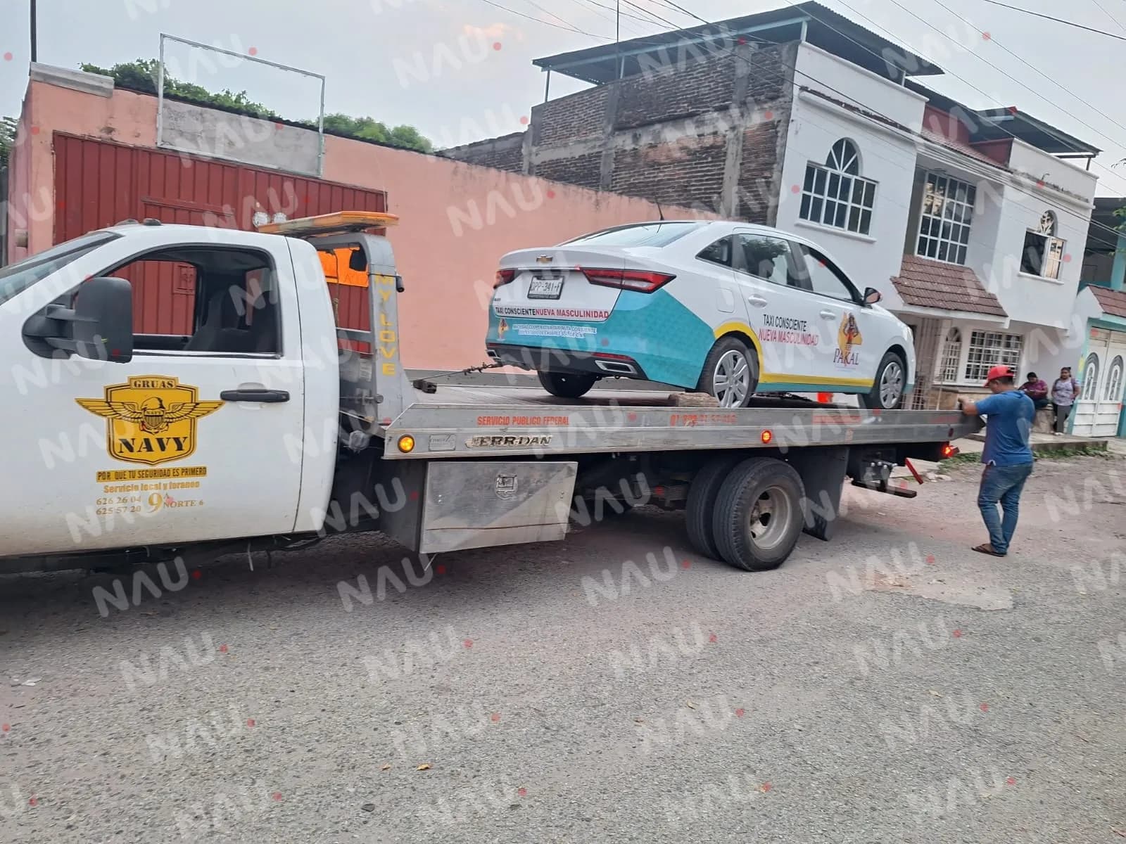 Detienen carro con placas particulares que simulaba servicio de taxis protegido por líder social