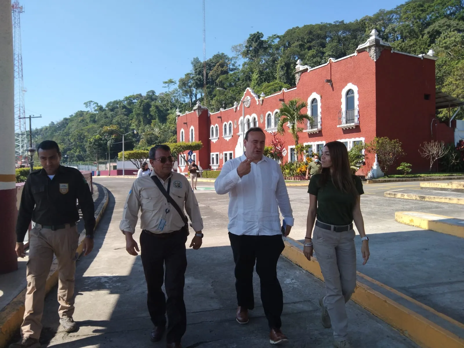 Embajador de Guatemala recorre la frontera sur de México.