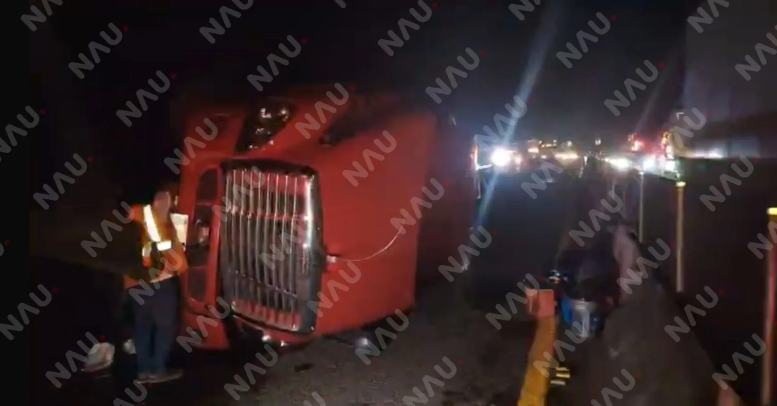 Tráiler cargado con rollos de plástico se vuelca en la salida poniente de Tapachula