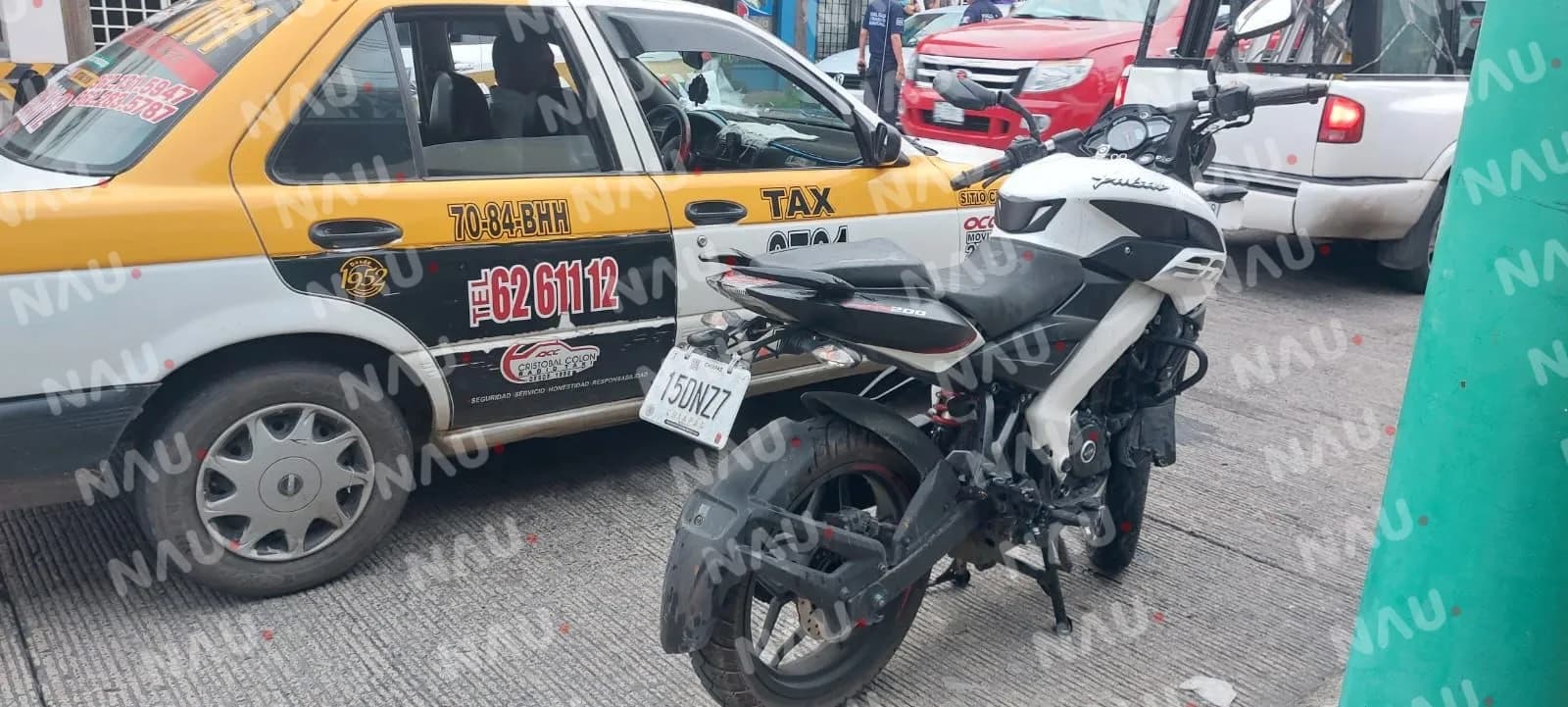 Joven de 20 años se impacta contra vehículo estacionado